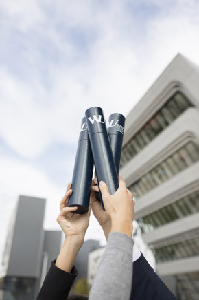 [Translate to English:] Diplomrollen vor dem Gebäude LC