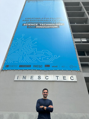 Jorao Gomes Jr in front of INESC TEC building
