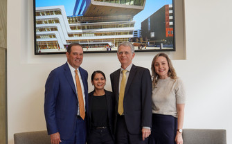 Gruppenfoto mit Rektor und Cisco CEO