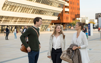 Studierende unterhalten sich auf dem Campus WU