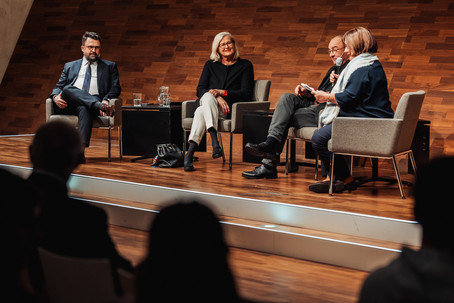 alle DiskutantInnen am Podium