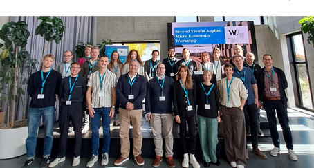 Participants of the VAM standing in two rows in the foyer of the Executive Academy